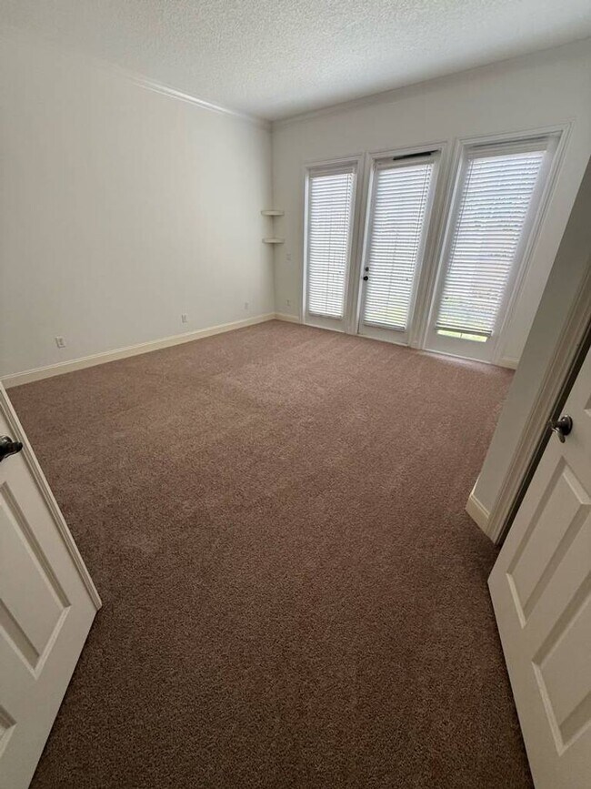 Building Photo - Huge 3 Bed 2.5 bath Home in Palencia- Main Bedroom downstairs plus Upstairs Efficiency