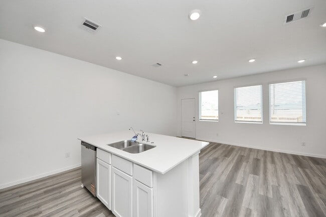 Building Photo - 6770 Bertner Ave