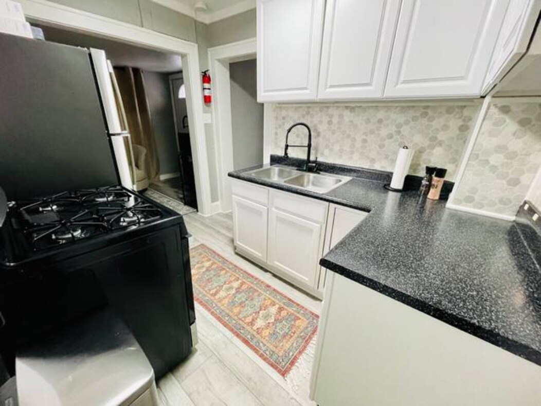 Building Photo - 926 N Walts Ave