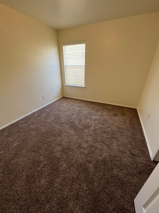 Building Photo - 824 Sugar Brook Dr