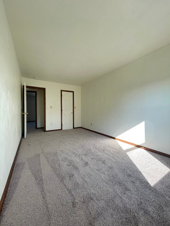 Building Photo - Charming 3-Bedroom, 1.5-Bathroom Townhome ...