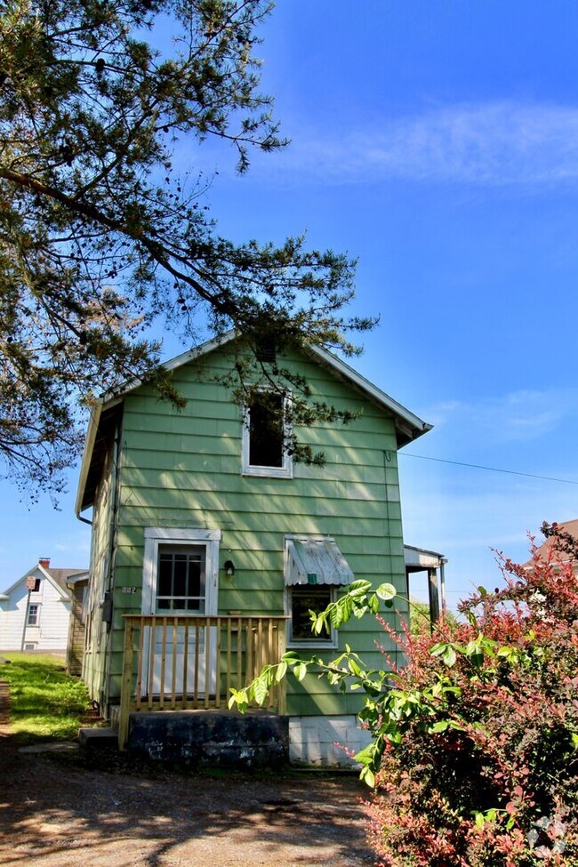 Building Photo - Small house in Wiles Hill section of Morga...