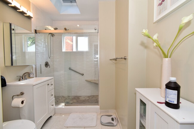 Building Photo - Fantastic 4 Bedroom, 3 Full Bathroom, Close in Bethesda Home!