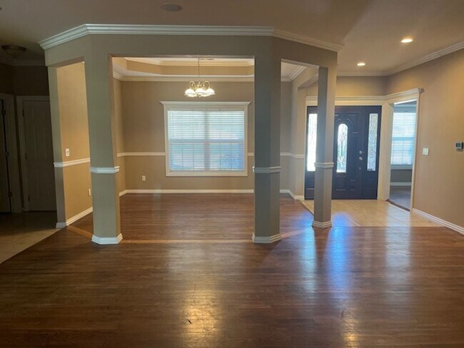 Building Photo - Bentonville 4 bedroom 3 car garage home near trails & Bentonville Square!