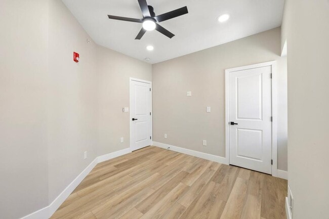 Building Photo - 6150 W Columbia Ave