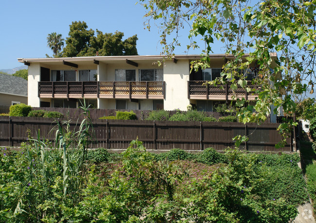 Building Photo - Holiday Plaza Apartments