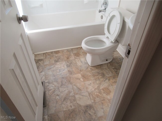 Building Photo - 12009 Summerland Ave