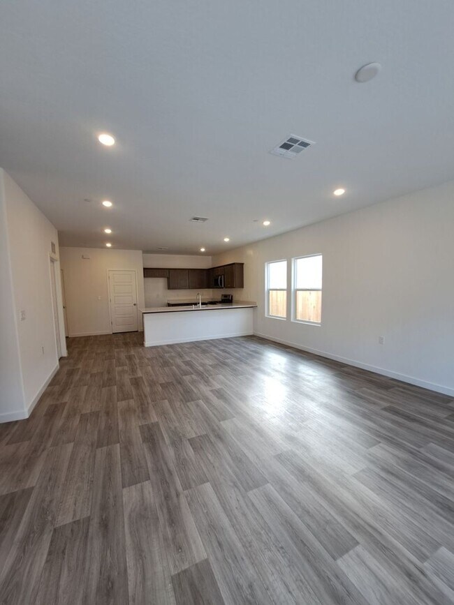 Building Photo - Beautifully Built Home! 3 bed, 2 bath