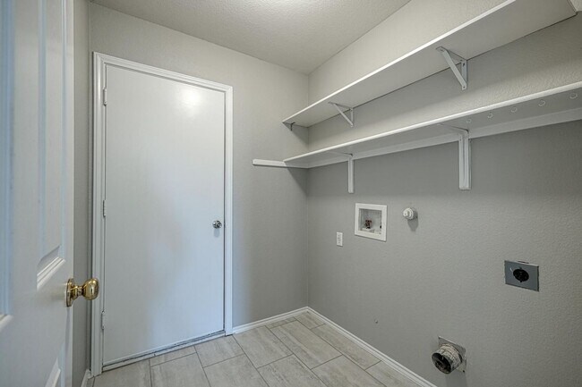 Building Photo - Great 3B/2B home in Austin Colony!