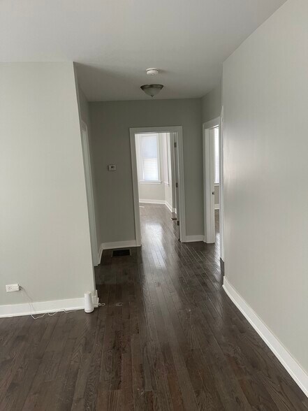 Building Photo - 8414 S Cregier Ave