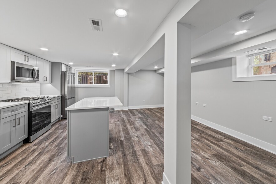 Building Photo - 2144 W Shakespeare Ave