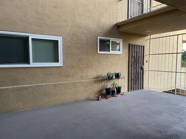 Building Photo - 2 Bedroom, 2 Bath Condo Blocks to the Beach, Pet Friendly, Sunset Views, Parking!