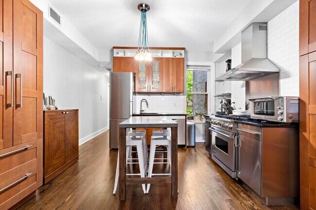 Primary Photo - 1112 Hudson St