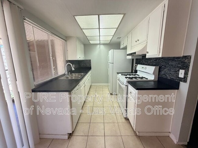 Building Photo - 1405 E Vegas Valley Dr