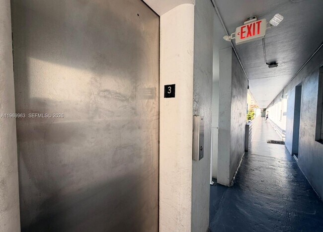 Building Photo - 1610 NW N River Dr