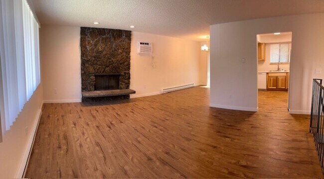 Building Photo - 1324