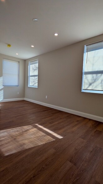 Building Photo - 628 Portland St