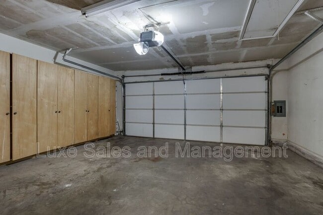 Building Photo - 13813 Fairhill Ave