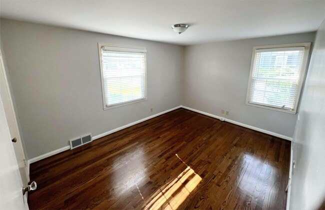 Building Photo - SEE IT NOW: Elegant Home in Prairie Village with Spacious Yard!