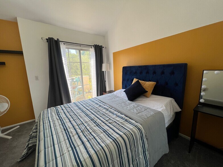 Building Photo - 24155 Del Monte Dr