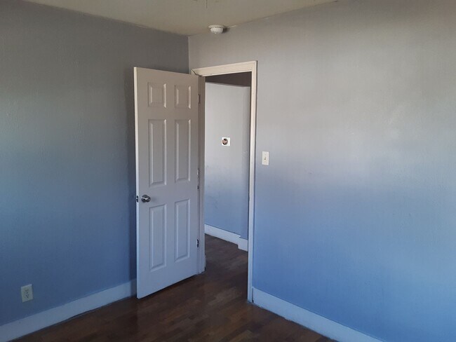 Building Photo - 1301 W Vine Ave