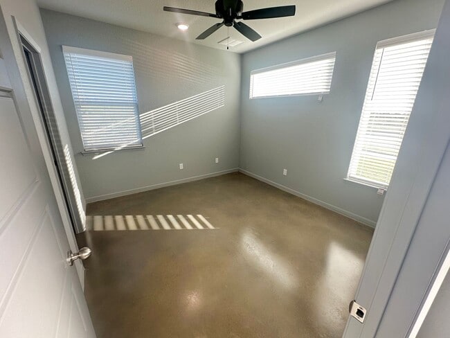 Building Photo - AVAILABLE NOW!