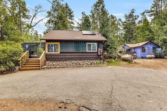 Building Photo - 3 bd 2 ba country cabin close to town