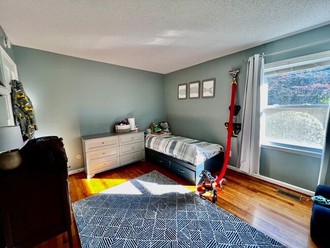 Building Photo - Beautiful All-Brick Ranch in the Heart of Kings Grant!