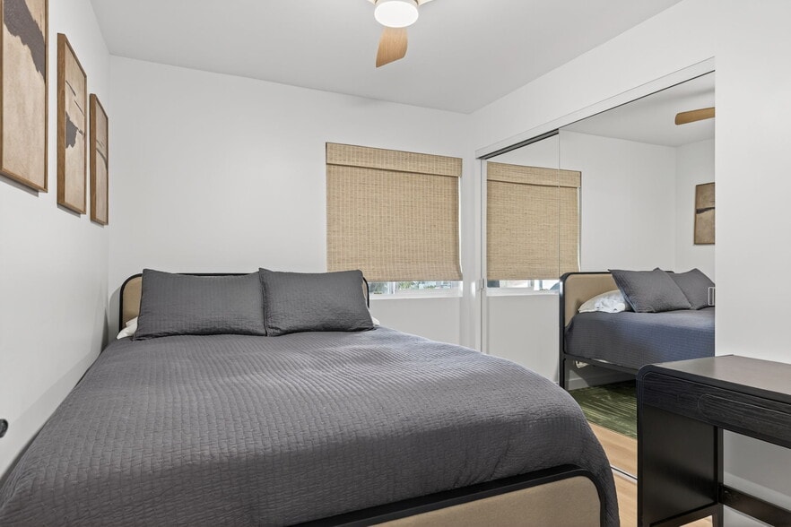 Building Photo - 218 E Surfside Dr