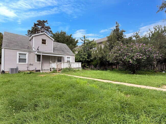 Building Photo - 830 Loomis St