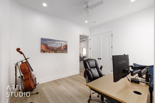 Building Photo - Beautiful 6 Bedroom 4.5 Bathroom Home in D...