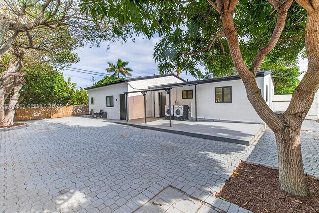 Building Photo - 2633 NE 13th Ave