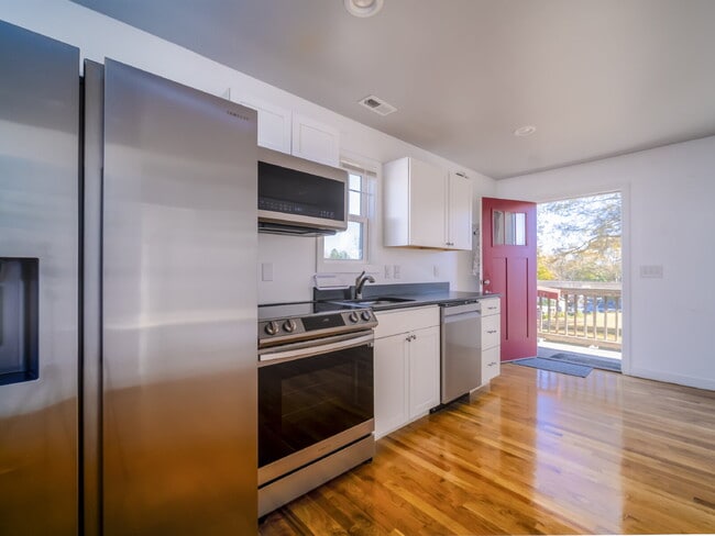 Building Photo - Unique Live/Work Opportunity With Large Fenced Yard Plus Outdoor Storage