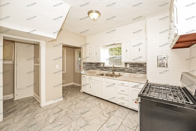 Building Photo - 1071 Selwyn Rd