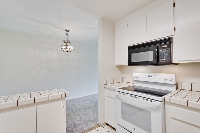 Building Photo - Top Floor Unit - Balcony - Elevator Access - Community Pool & Tennis Court