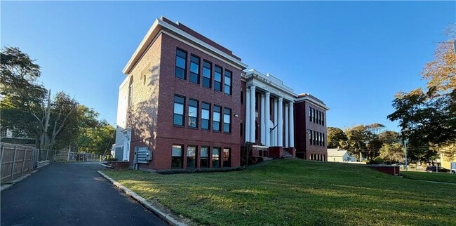Building Photo - 1624 Lonsdale Ave