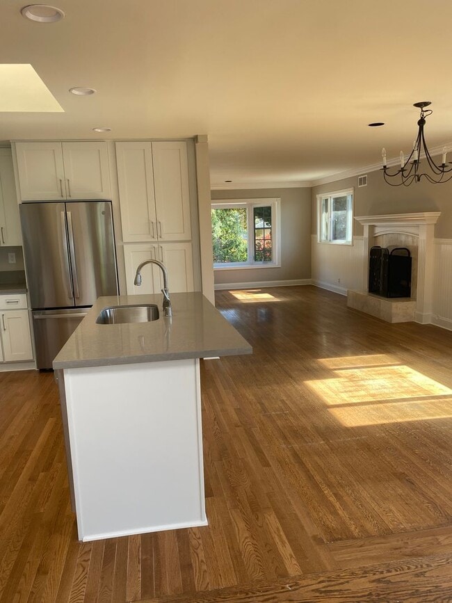 Building Photo - Beautiful Home in the Ventura Foothills