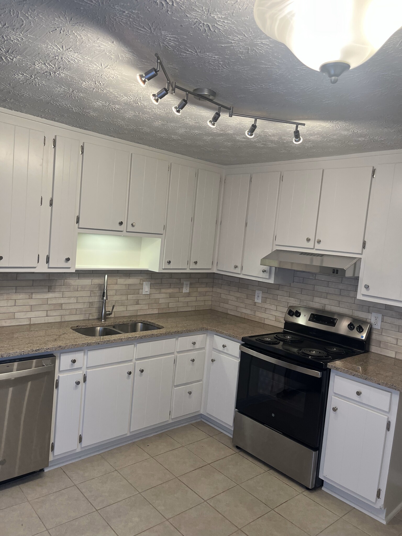 Building Photo - 8424 Warren Dr