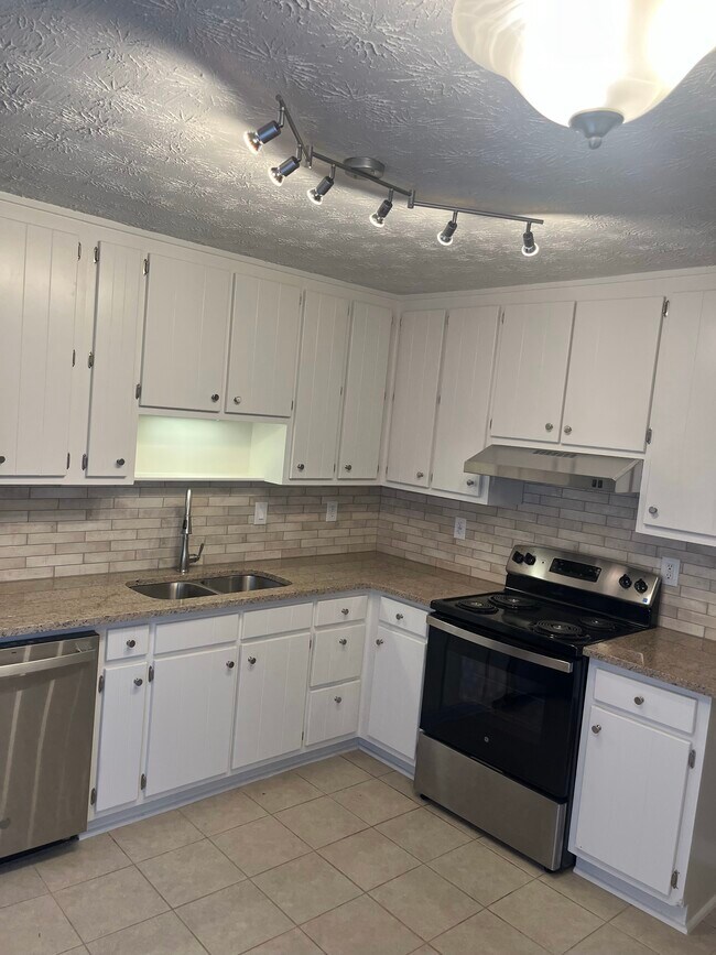 Building Photo - 8424 Warren Dr