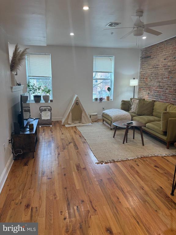 Building Photo - 2005 N Mascher St