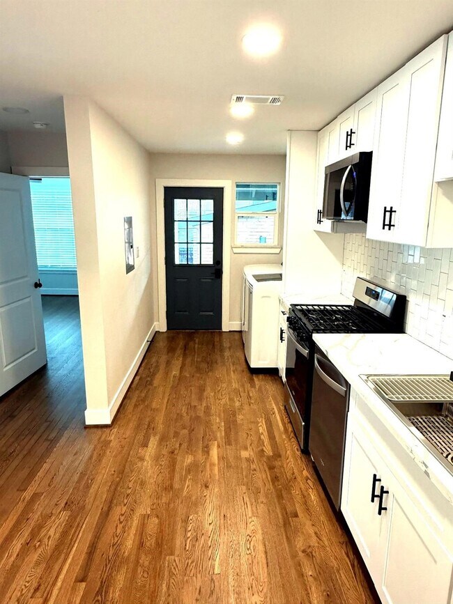 Building Photo - 2001 Brun St