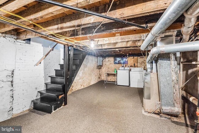 Building Photo - 811 W Schiller St