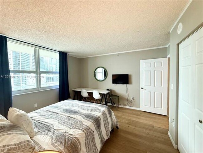 Building Photo - 1155 Brickell Bay Dr