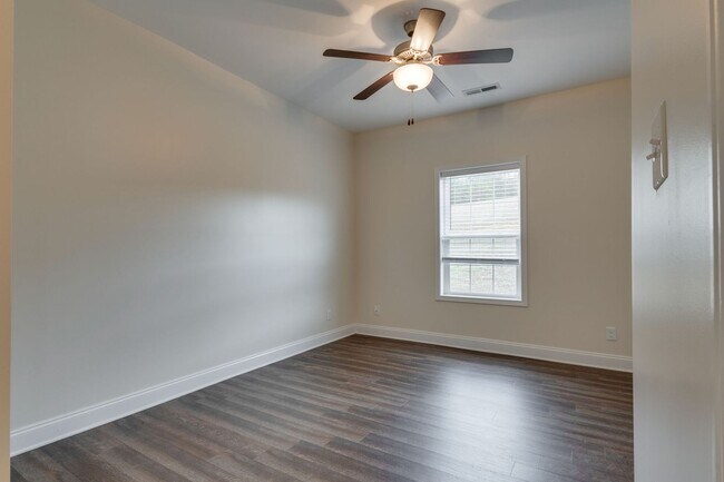 Building Photo - 2 Bedroom 1 car garage