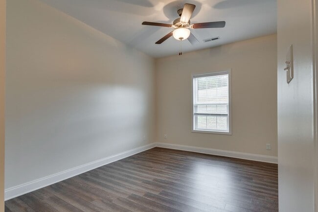 Building Photo - 2 Bedroom Condo w/ garage