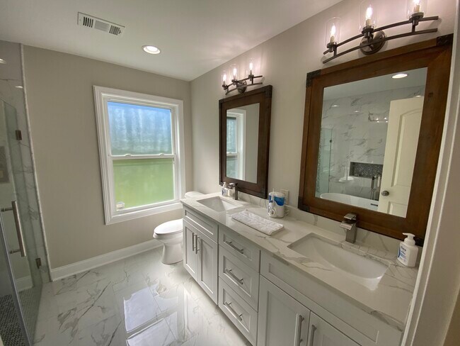 Bathroom #1 - 809 Braselton Hwy