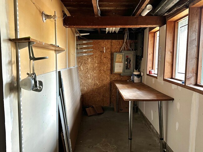 Building Photo - Spacious 1-Bedroom Home with Expansive Living Space