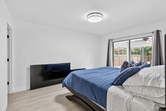 Building Photo - 481 SW Aster Rd