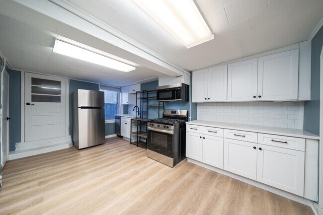 Primary Photo - 324 Park Ave
