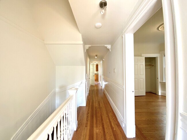 Building Photo - 4BR/2BA in Haight. IN-UNIT LAUNDRY! DISHWA...